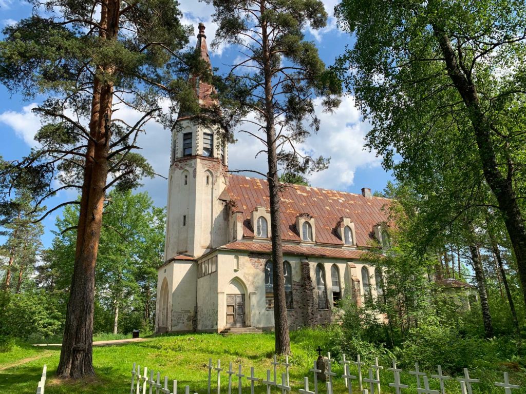 В лесу лютеранская кирха