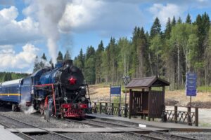 Рускеальский экспресс на перроне