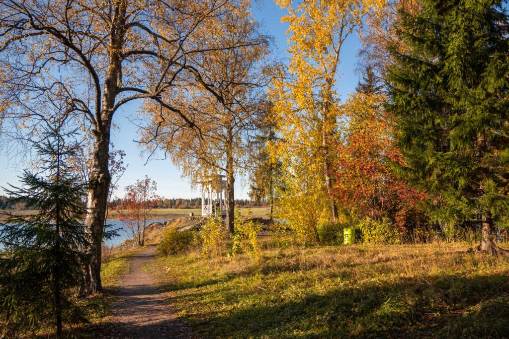 Будка поцелуев в парке Ваккосалми, Карелия осенью