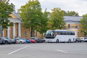 Туристический автобус, рядом с национальным музеем Республики Карелия
