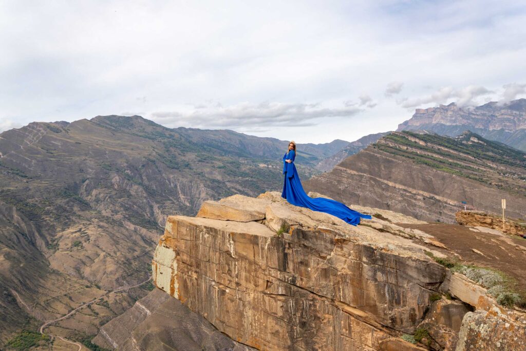 Фотосессия в платьев Дагестане Язык Троля, голубое платье