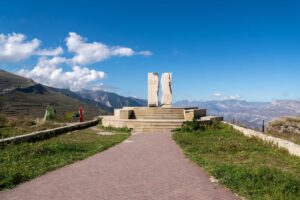 Памятник в Дагестане Льву Толстому и Хаджи Мурать