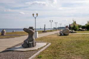 Поцелуй монумент в Петрозаводске, а также Рыбак