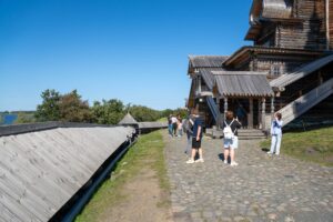 Туристы на острове Кижи