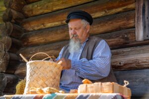 Ремесленник плетет корзины на Кижи