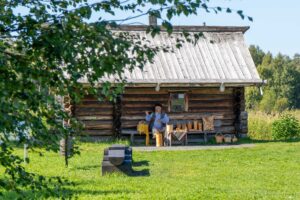 Ремесленник плетет корзины на острове Кижи, фото к туру Путешествие по Карелии: Валаам, Рускеала, Кижи из Сортавала