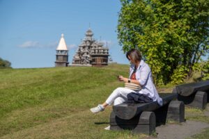 Турист на Кижах, фото к туру 4 сочных дня в Карелии: Рускеала, водопады, шхеры, Кижи