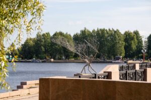 Петрозаводске на набережной рыбаки