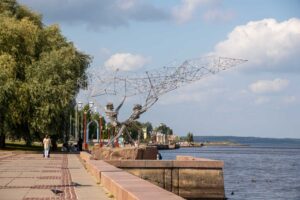 Скульптура "Рыбаки" в Петрозаводске летом