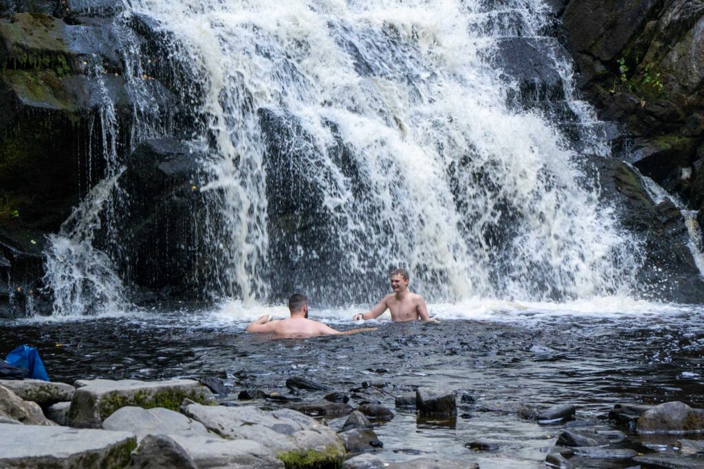 Туристы купаются на водопадах Белые мосты