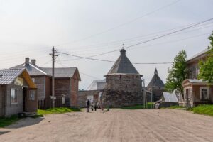 Улица к башням Соловецкого монастыря