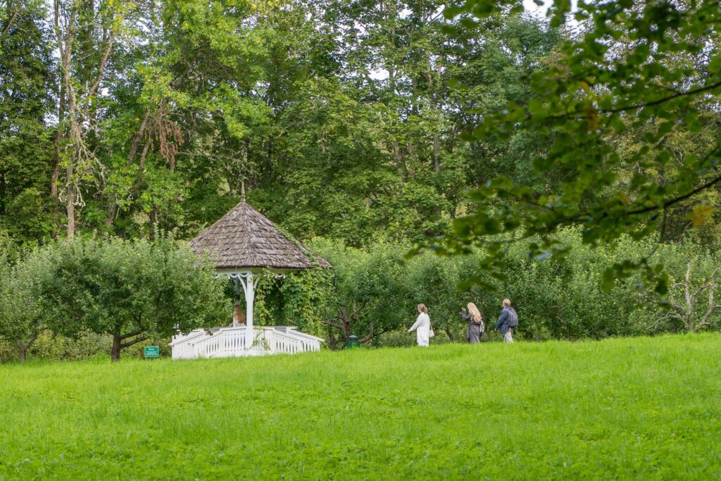 Усадьба Петровское, беседка в саду, прогулка посетителей