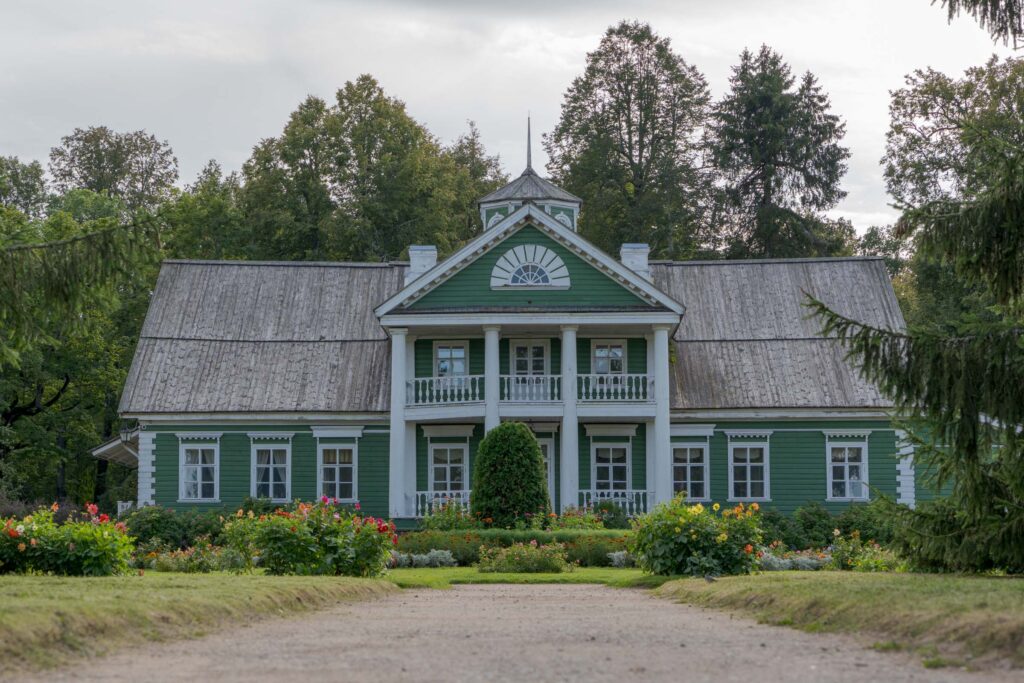 Центральный фасад усадьбы Петровское