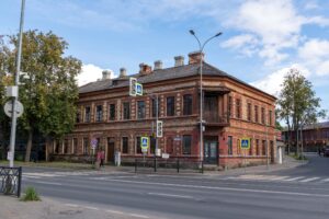 Краснокирпичное здание Пскова