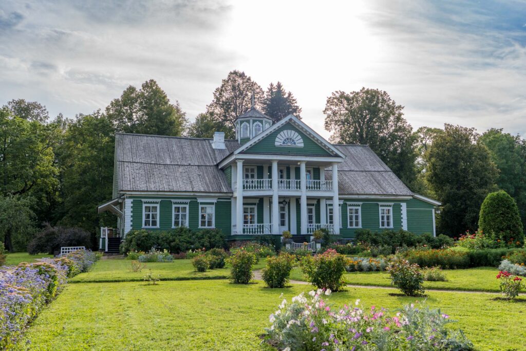 Парадный фасад усадьбы Петровское