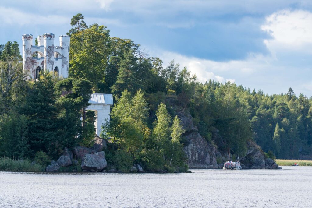 Берег Монрепо и капелла Людвигштайн на острове