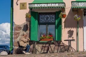 Кофейня с зелеными ставнями у площади, Выборг