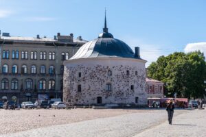 Круглая средневековая башня и площадь старого Выборга