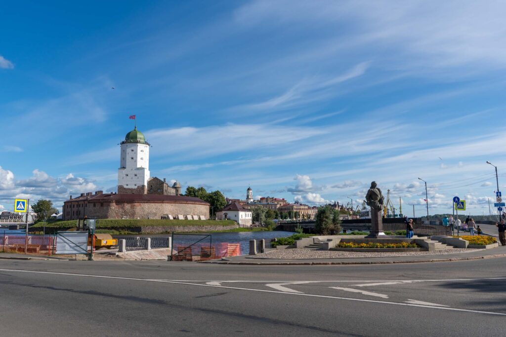 Панорама замка и памятника Кнутссону, Выборг