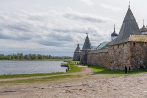 Соловецкий кремль и стены у воды