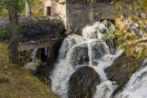 Водопад Метсямикли, нижний каскад у старого лотка