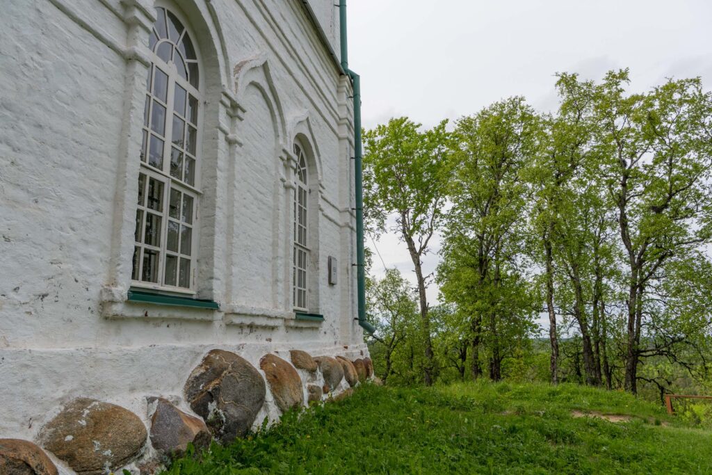 Белая стена храма на Секирной горе