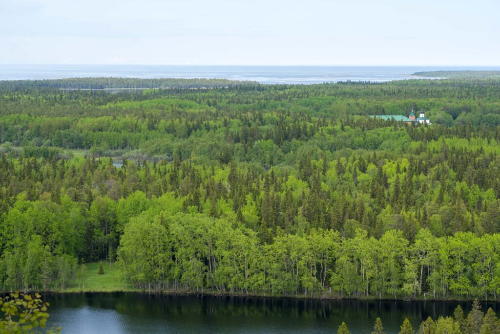 Белое море и монастырь вдали, вид со Секирной горы