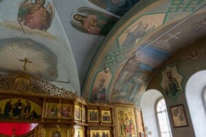 Фрески и иконы храма на Секирной горе создают уютный полумрак и атмосферу тишины