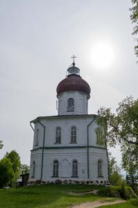 Храм маяк Вознесения на Секирной горе в лучах солнца над склоном