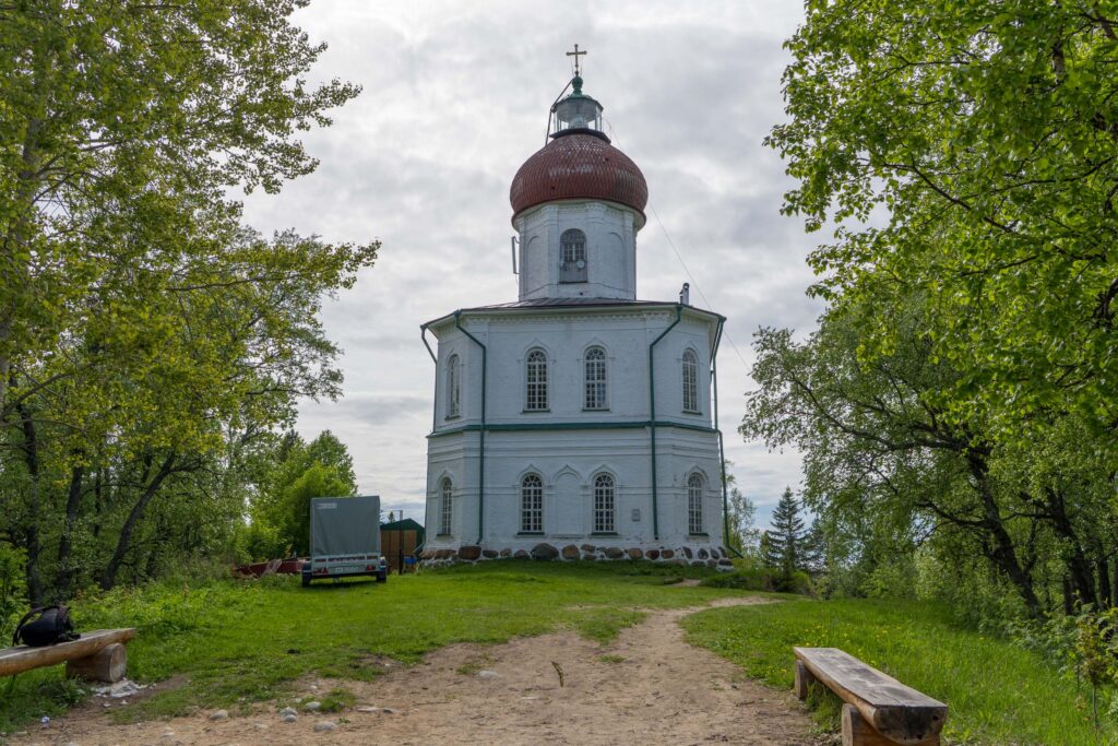 Храм Вознесения на Секирной горе на Соловках среди зелени и лесных тропинок