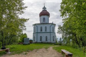 Храм Вознесения на Секирной горе на Соловках среди зелени и лесных тропинок