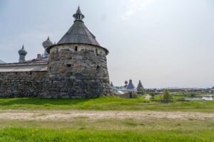 Каменная башня и купола на Соловецких островах