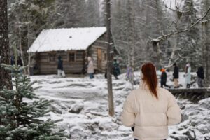 Подход к домику у Ахвенкоски зимой, фото к туру Карельские выходные: Рускеала и Сортавала, единение с природой