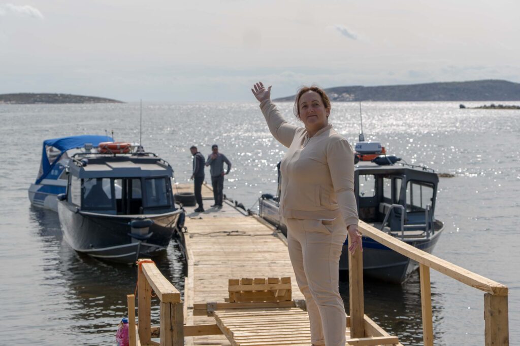 Прибытие на Соловки, катера у причала Кузова