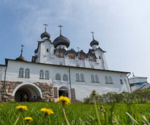 Соловецкий монастырь и купола над цветущим лугом, фото к туру Путешествие на Соловки из Москвы