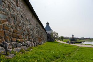 Соловки, каменная стена, тропа и часовня