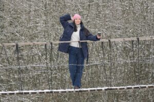 Турист на подвесном мосту Ахвенкоски