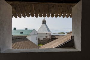 Вид на башню Соловецкого монастыря через окно галереи