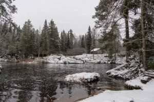 Зимняя река у водопадов Ахвенкоски