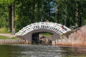 Арочный мост в парке Монрепо
