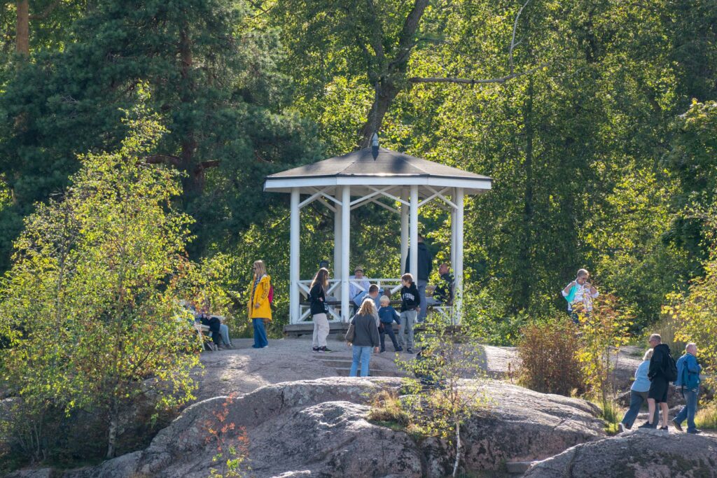 Белая беседка в парке Монрепо