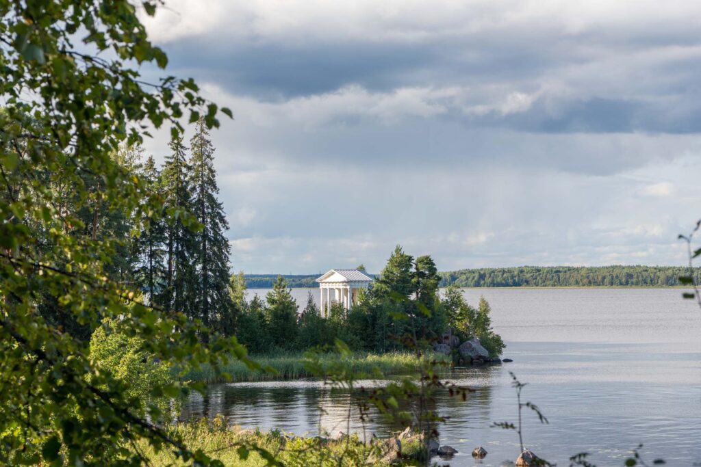 Часовня Нептуна среди зелени Монрепо