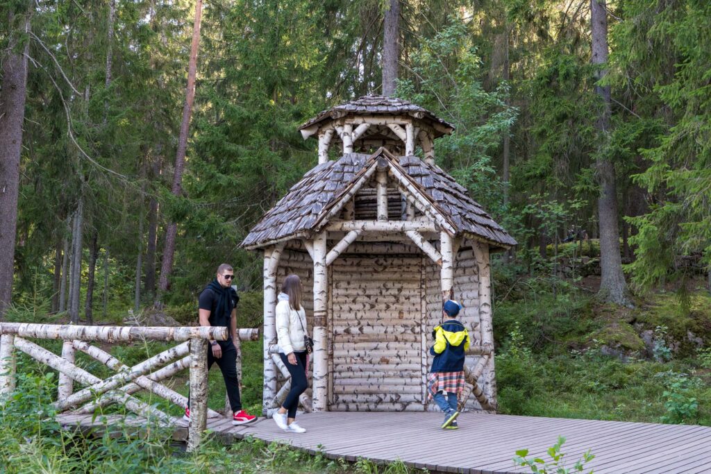 Деревянная беседка Монрепо у тропы