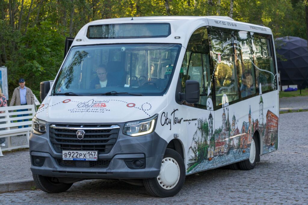 Экскурсионный автобус в парке Монрепо