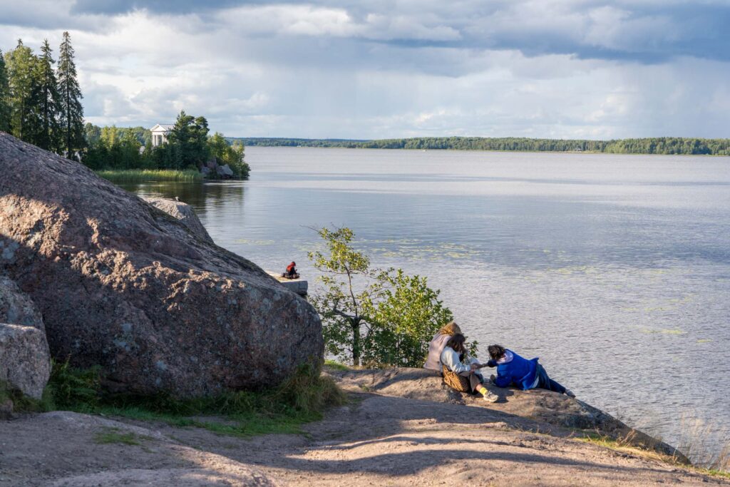 Отдых на скалах у воды Монрепо