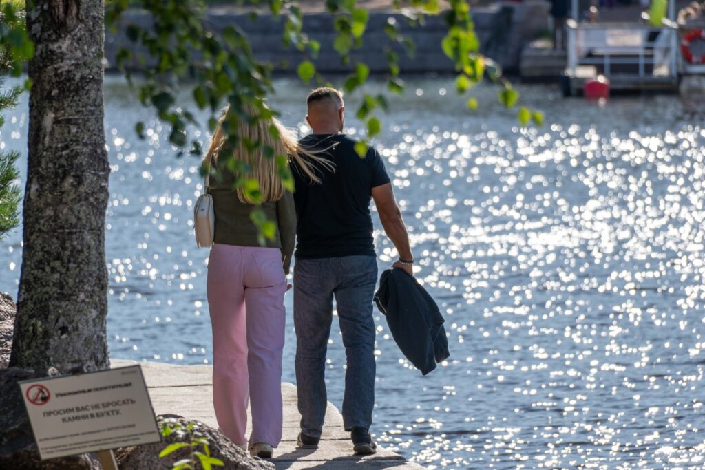 Прогулка у воды в парке Монрепо