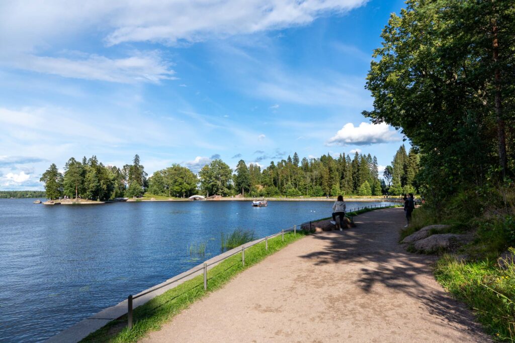 Прогулочная дорожка вдоль воды Монрепо
