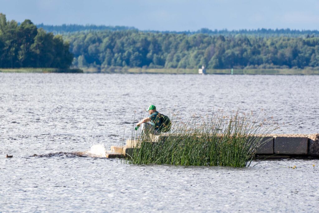 Рыбак у берега парка Монрепо