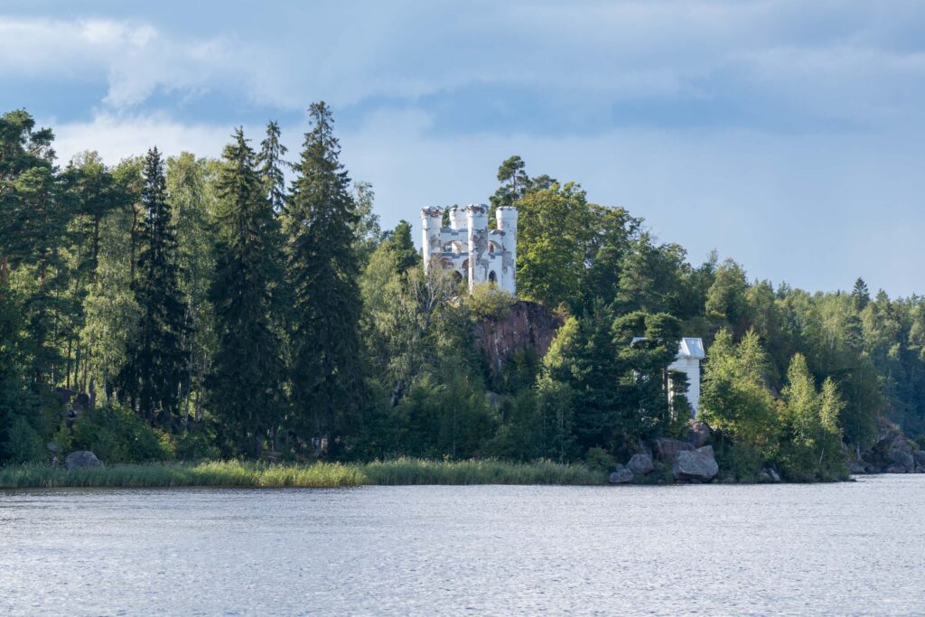Вид на парк Монрепо с воды