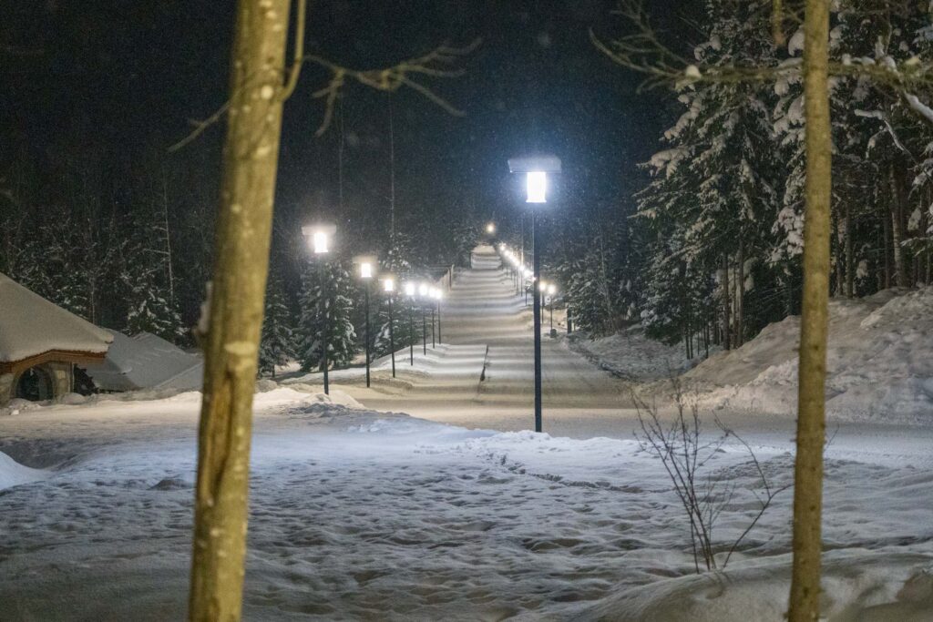 Зимняя аллея фонарей в горном парке Рускеала